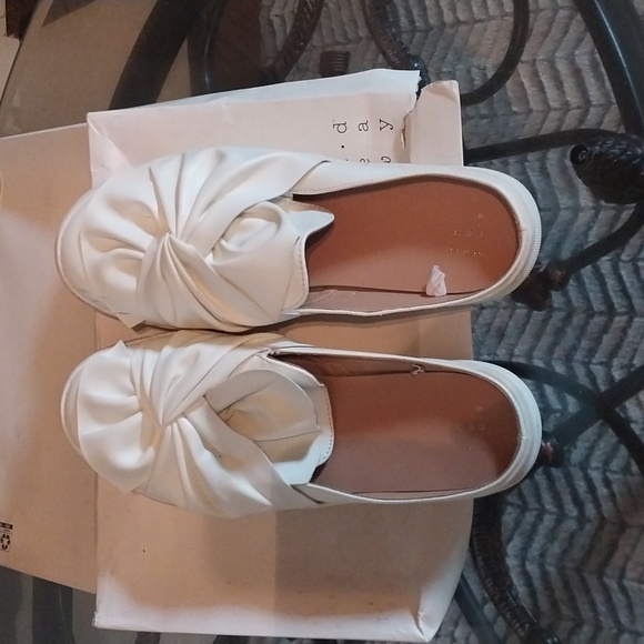 White slip in shoes with a bow on top - Picture 3 of 4